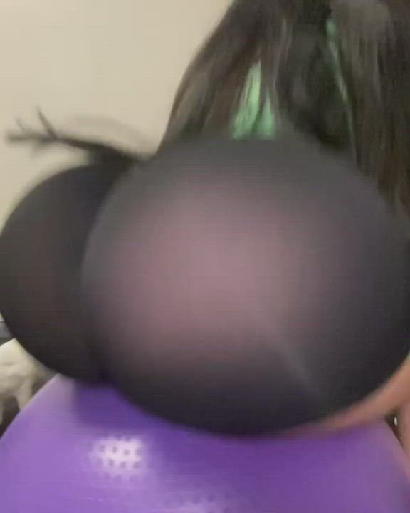 Mommy’s bouncy booty