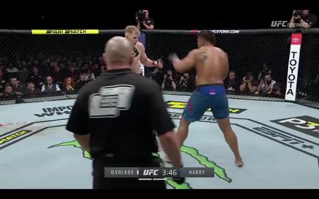 Hardy |Volkov| Volkov adjusts to Hardy's ducking jab -> Throws lead knee