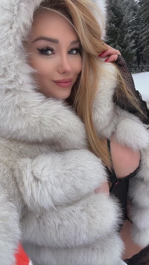 I think that white fur adds charm to me xoxo