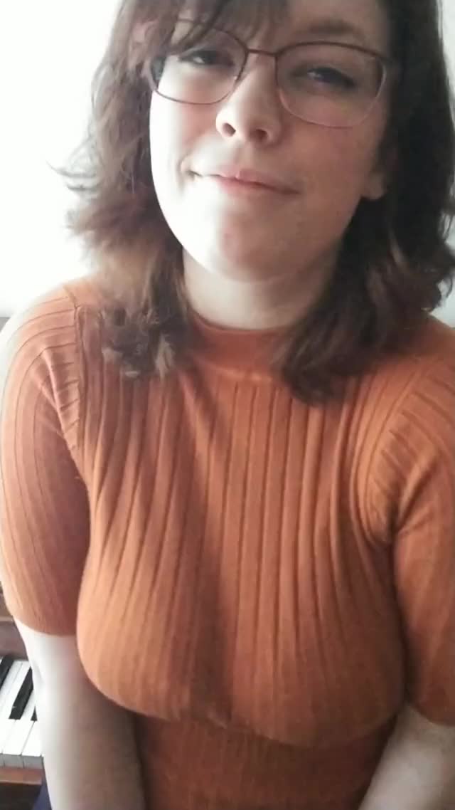 As per tradition, a playful gif after the haircut since I feel cute. ♡