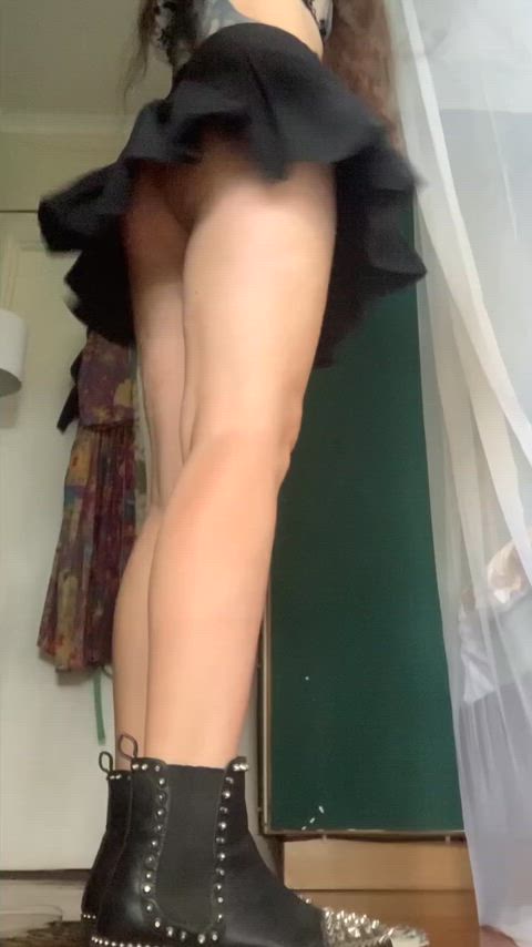 I’m all legs and no panties [f]