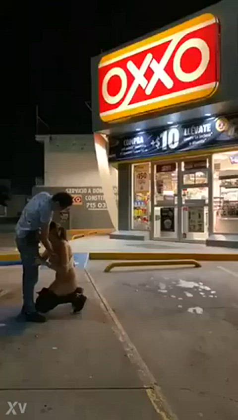 Blowjob in front of a Mexican store