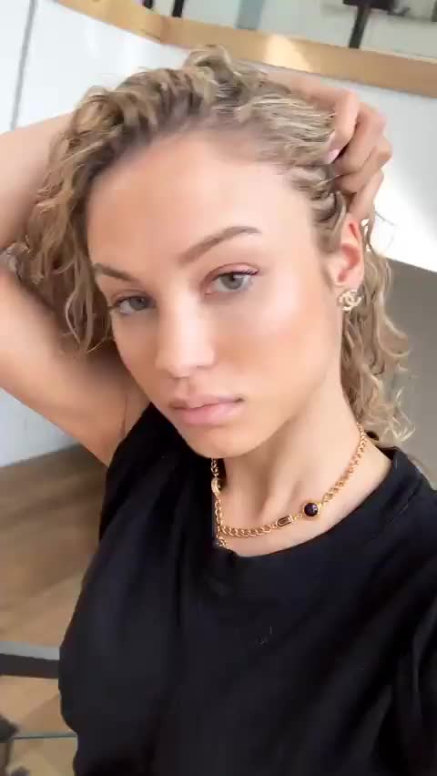 Download Instagram Stories of Rose Bertram (@rose bertram) - storiesig