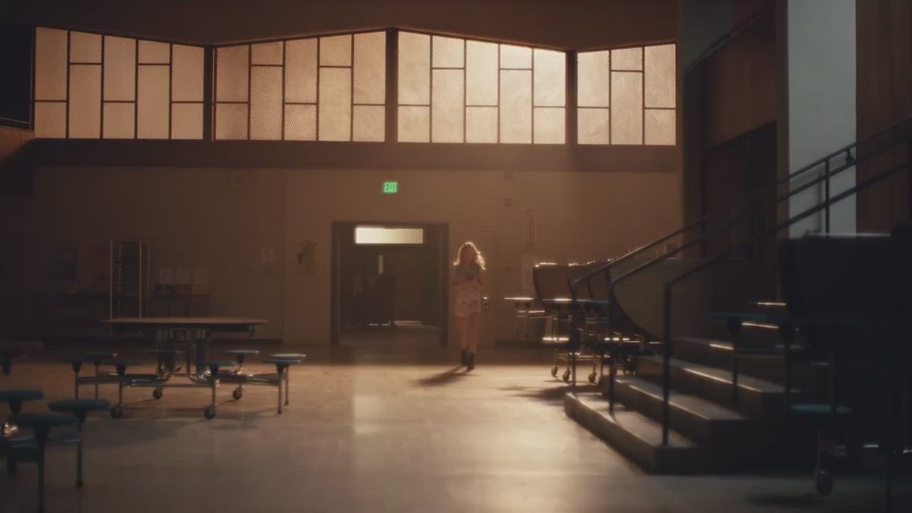 Sydney Sweeney bouncing.