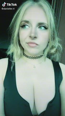 Amateur Big Ass Big Tits Cleavage Teen TikTok gif