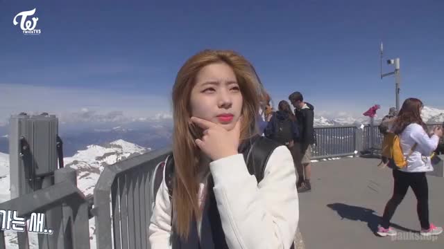 Dahyun says bonjour to a passing bird