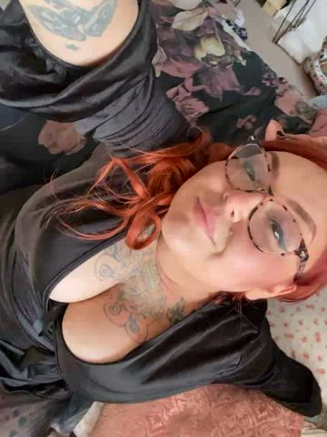 Just another curvy redhead with glasses 😜
