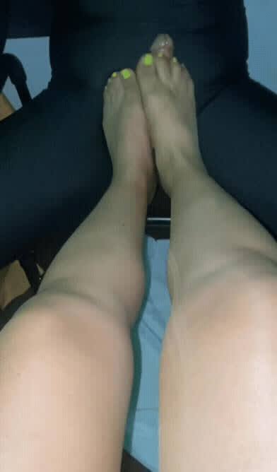 First time femdom footjob 👣