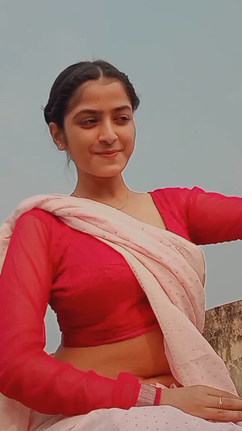 Diya Das' navel in saree