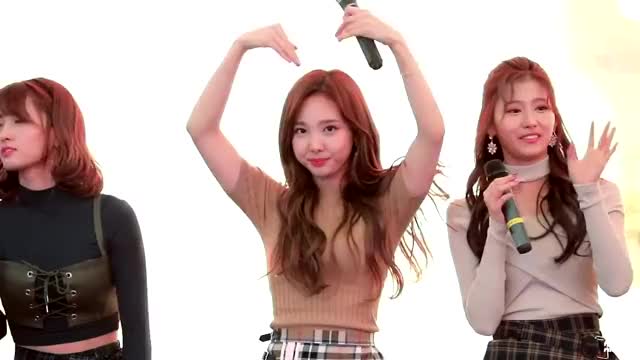 Likey Nayeon's  Double heart + double pout
