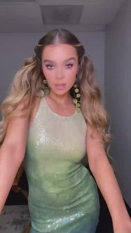 celebrity hailee steinfeld natural tits gif
