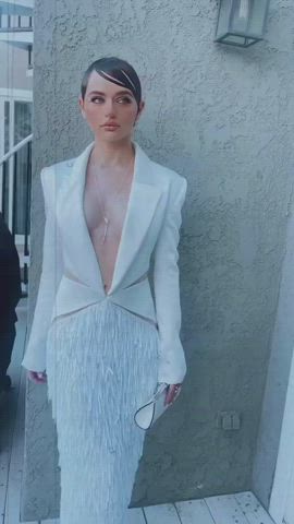 cleavage joey king natural tits gif