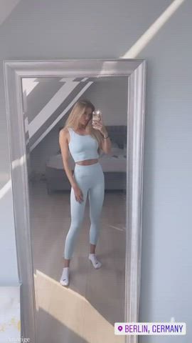 Blonde Mirror Workout gif