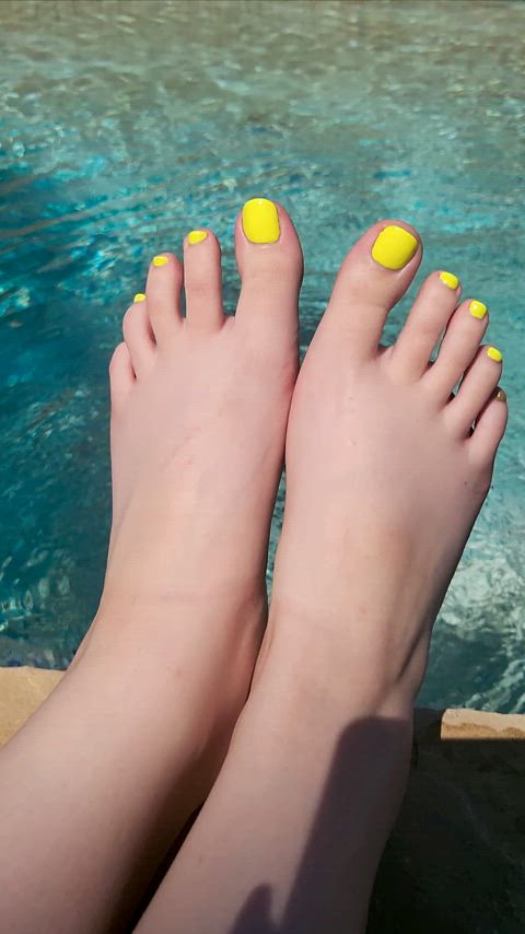 Relaxing by the pool🌞🌻