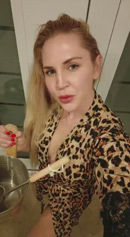 Mommy fickt ihre Pussy in der Sauna🔞🔥