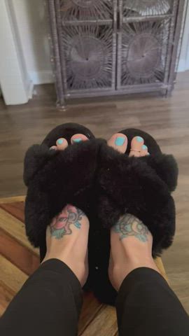 Want to nibble on these cotton candy toes?