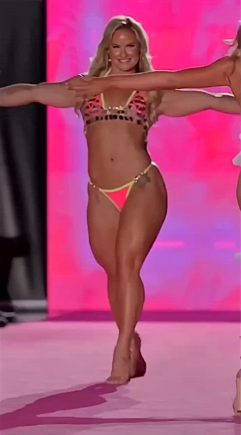 Dani Speegle - Sexy Runway Walk (High-Res Version) 😳😍