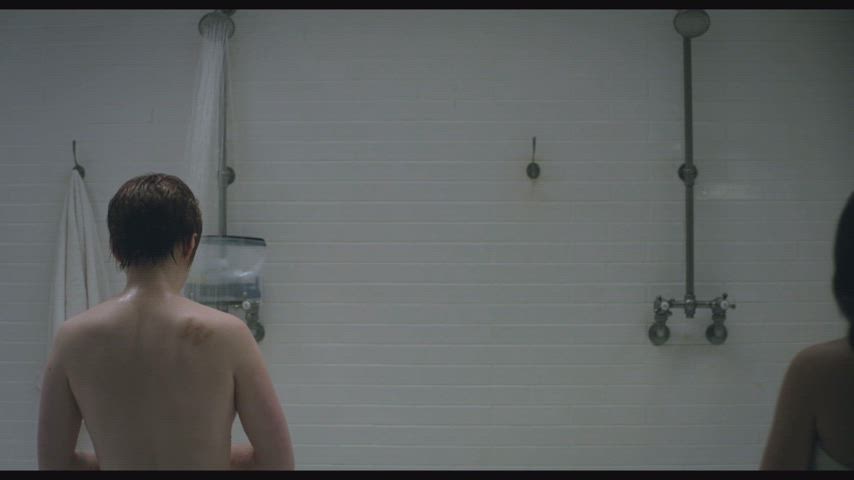 celebrity maisie williams shower celebs gif