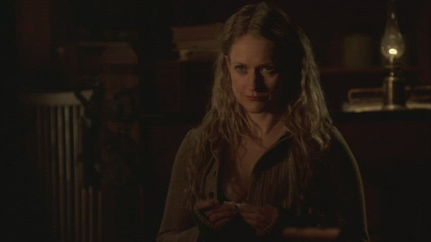 Assassination attempt by Paula Malcomson in Deadwood