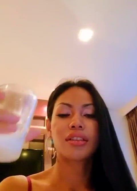 Amateur cumslut dumps a glass of cum on her face