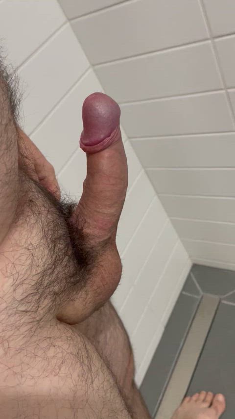 38 [M] erect piss 