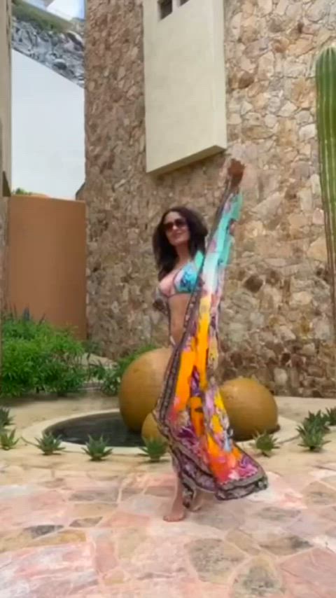 actress big tits bikini brunette celebrity cleavage fake tits hispanic salma hayek