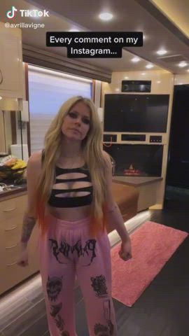Avril Lavigne Bouncing Tits Cleavage gif