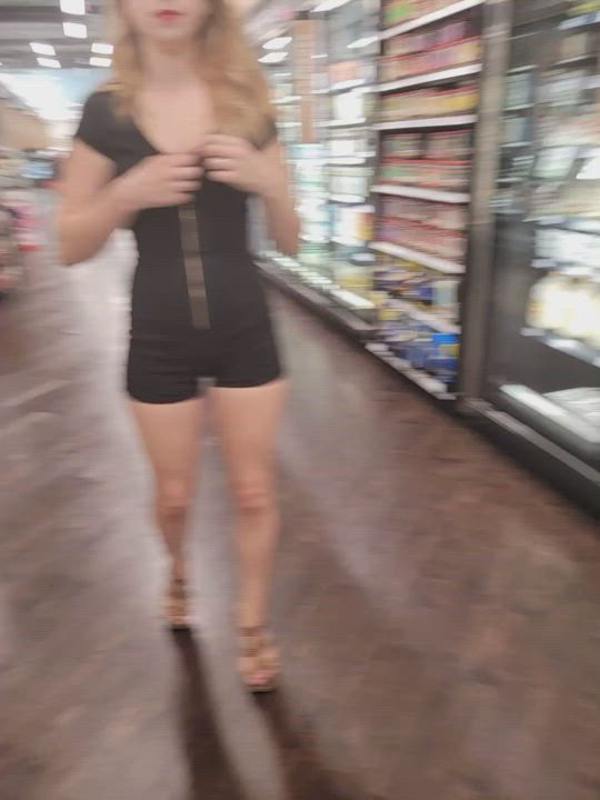 Grocery shopping is wayyyy more fun with titties.