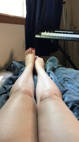 New video 6/1 - Showcase of my hairy long legs, feet, toes, and soles - with toe