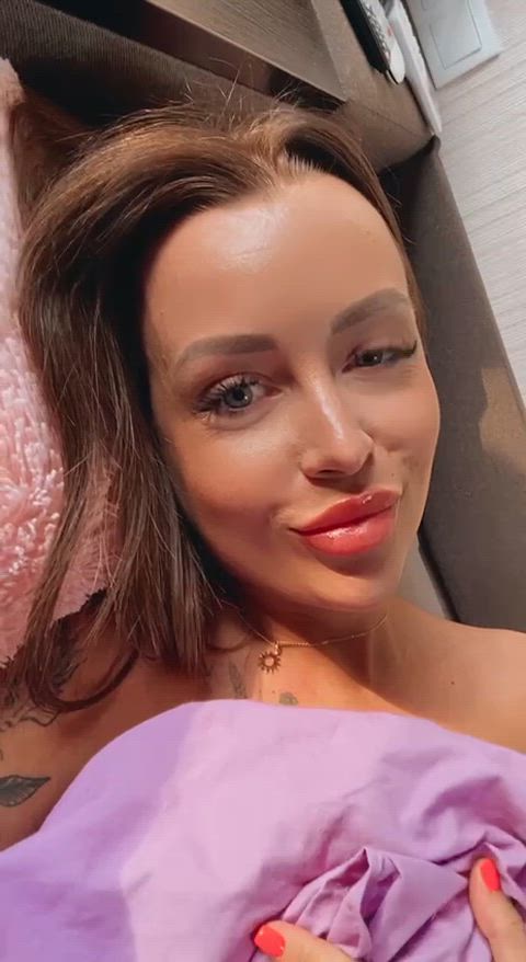 ever wondered how it looks like waking up next to a MILF? 