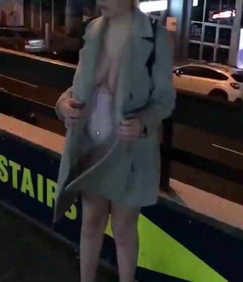 Flashing the tis and pussy out on the street