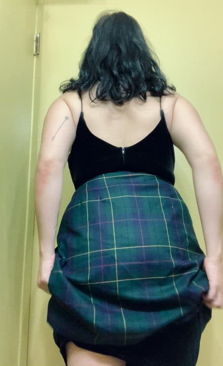 lifting my ☘️skirt☘️ and peeling my thong at work ??