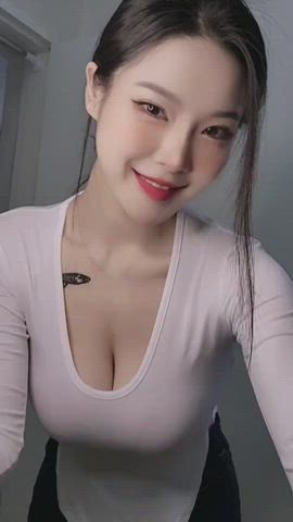 18 years old asian big tits boobs dancing korean natural tits non-nude tits gif