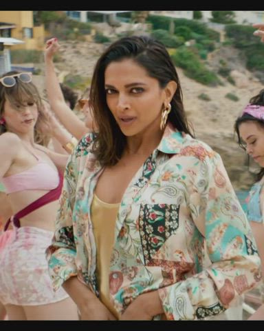 Besharam Deepika, her ass🍑, dusky side boob and lips💋.. Ahh🥵