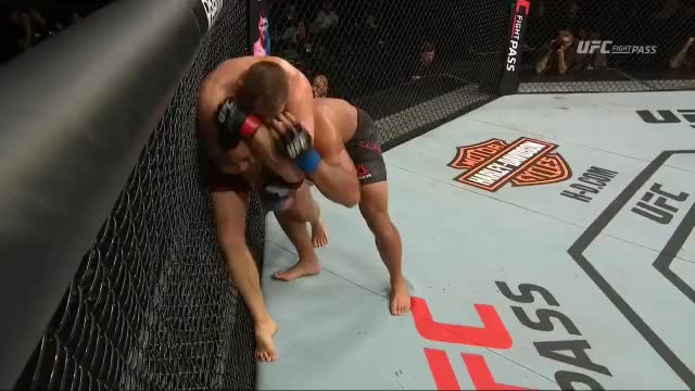 Jan Błachowicz taps out Devin Clark 