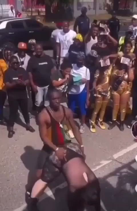 Daggering woman robs a man’s body away while he’s daggering