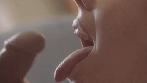 Cumshot in mouth