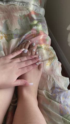 fetish toes white girl gif