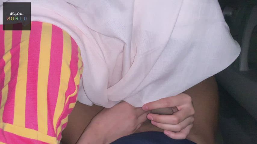 🤓 Nerdy hijabi giving blowjob in car 🧕🏻🚘🍆