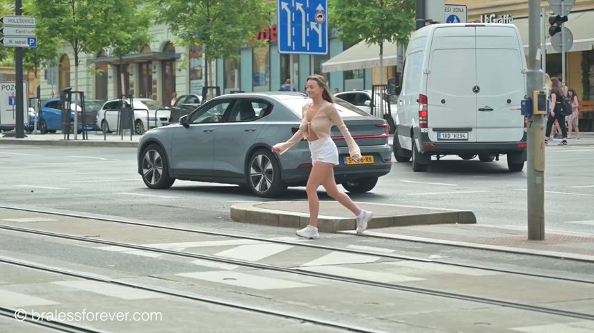 Bouncing out in the street !