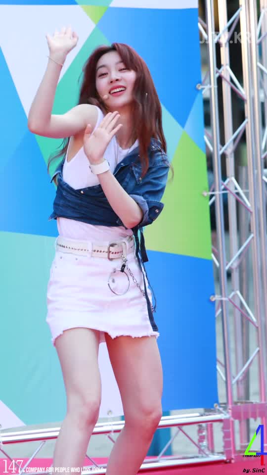 밴디트 BVNDIT 이연 YIYEON 화이트 치마 짤티비 - JJTV.KR