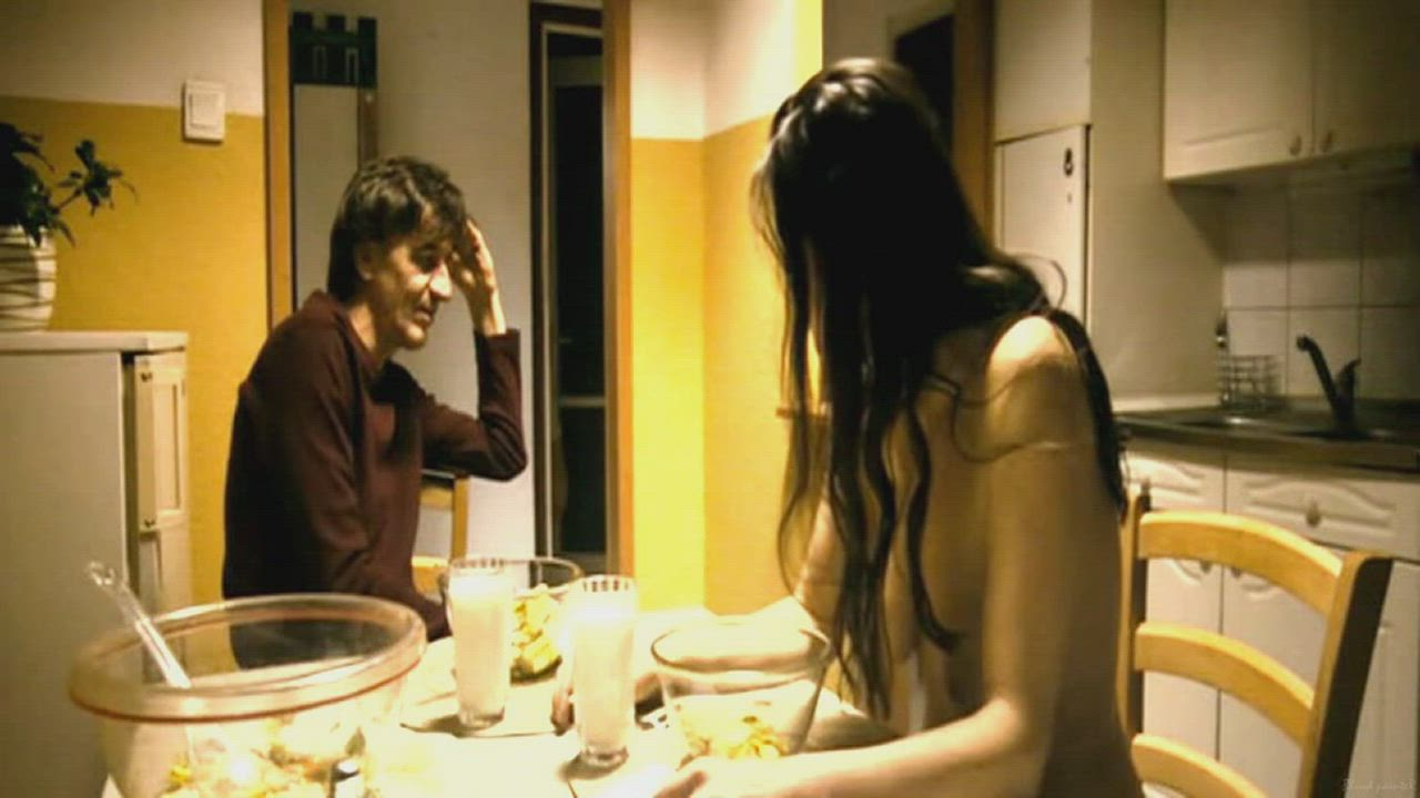 After dinner: "I'm going to bed". (Anna Györgyi - Tabló (HU2008))