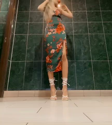 I want u to watch me play with my pussy in public toilets?