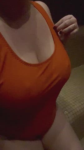 [gif] It’s getting hot in the sauna 🥵😏