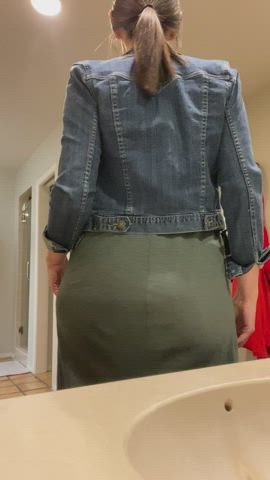 TGIF! Here's my big MILF ass to start your weekend off right 🥰