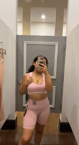 Watch me play with myself in the dressing room😘